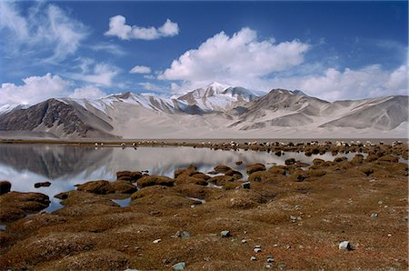 High mountain lake and mountain peaks, beside the Karakoram Highway, China, Asia Foto de stock - Con derechos protegidos, Código: 841-02946778