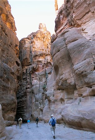 Touristes marchant dans le Siq, Petra, Jordanie, Moyen-Orient Photographie de stock - Rights-Managed, Code: 841-02946939