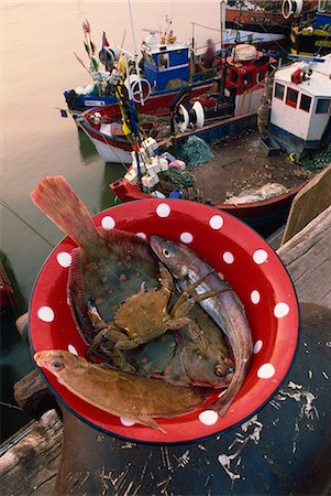 pas-de-calais - Bol de poisson et de crabe et de bateaux de pêche dans le fond, à Boulogne, Pas de Calais, France, Europe Photographie de stock - Rights-Managed, Code: 841-02947013