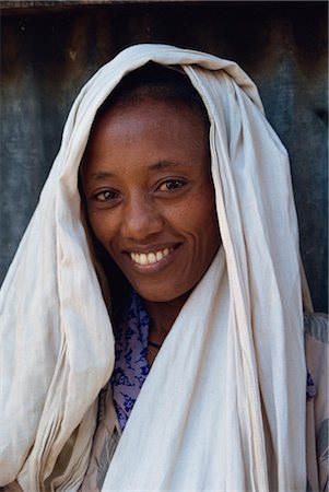 simsearch:841-02917207,k - Head and shoulders portrait of woman, smiling and looking at the camera, Ethiopia, Africa Fotografie stock - Rights-Managed, Codice: 841-02947112