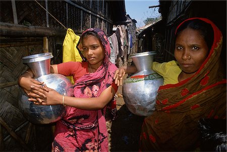 simsearch:841-05794830,k - Women with water pots in the slums, Dhaka, Bangladesh, Asia Fotografie stock - Rights-Managed, Codice: 841-02947134