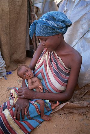pobreza - Refugee and her emaciated baby in a camp in Mogadishu in 1992, Somalia, Africa Foto de stock - Con derechos protegidos, Código: 841-02947160