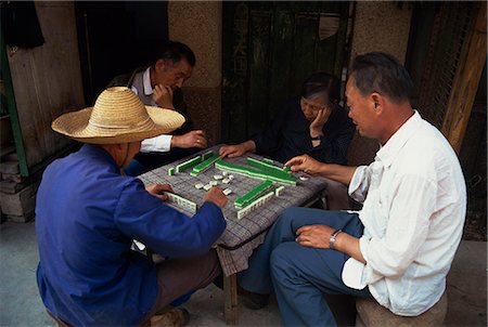 simsearch:841-02919356,k - Portrait d'un groupe de quatre hommes assis à une table, un jeu de Mahjong, Province du Yunnan, Chine, Asie Photographie de stock - Rights-Managed, Code: 841-02947186