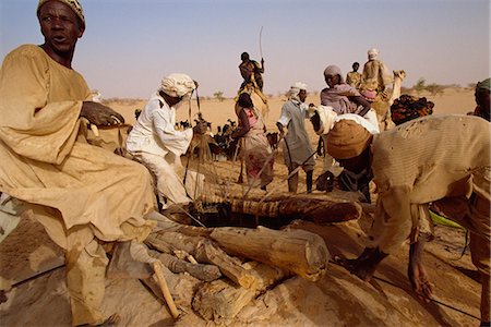 sudan - People at well during famine in 1997, Darfur, Sudan, Africa Foto de stock - Con derechos protegidos, Código: 841-02947183