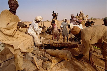 suédois - People at well during famine in 1997, Darfur, Sudan, Africa Foto de stock - Con derechos protegidos, Código: 841-02947183