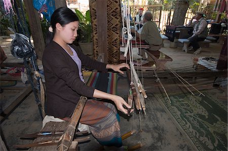Weaving in village near Luang Prabang, Laos, Indochina, Southeast Asia, Asia Foto de stock - Direito Controlado, Número: 841-02947239