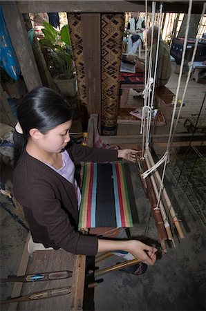 Weaving in village near Luang Prabang, Laos, Indochina, Southeast Asia, Asia Foto de stock - Direito Controlado, Número: 841-02947242