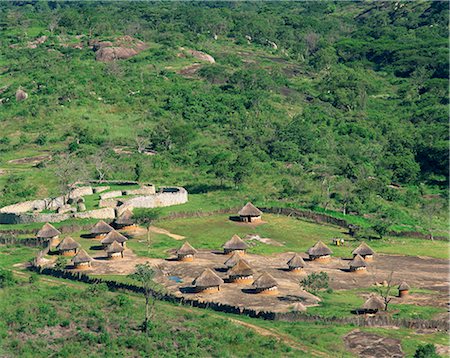 Nearby huts and Great Zimbabwe National Monument, UNESCO World Heritage Site, Zimbabwe, Africa Foto de stock - Con derechos protegidos, Código: 841-02943702