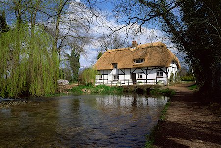 Riverside thatched cottage, New Alresford, Hampshire, England, United Kingdom, Europe Foto de stock - Con derechos protegidos, Código: 841-02943907