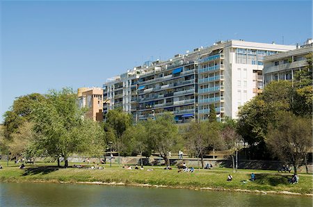 Immeubles d'appartements modernes sur le fleuve Rio Guadalquivir, Séville, Andalousie, Espagne, Europe Photographie de stock - Rights-Managed, Code: 841-02994176
