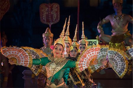 simsearch:841-02990519,k - Angkor Wat Temple at night, lit for a special light show, Siem Reap, Cambodia, Indochina, Southeast Asia, Asia Foto de stock - Direito Controlado, Número: 841-02990472