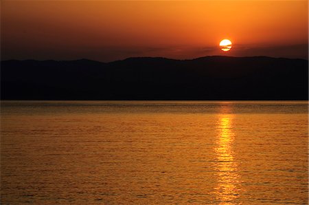 Sonnenuntergang über der Ägäis, genommen von Loutraki, Skopelos mit Skiathos in Hintergrund, Sporades Inseln, griechische Inseln, Griechenland, Europa Stockbilder - Lizenzpflichtiges, Bildnummer: 841-02991232