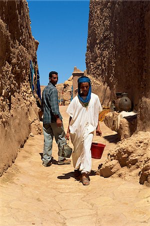simsearch:851-02962101,k - Man carrying kettle, Morocco, North Africa, Africa Foto de stock - Con derechos protegidos, Código: 841-02991453