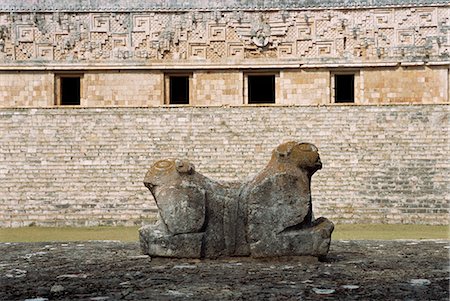 palácio do governador - Jaguar throne in front of the Governors Palace, Uxmal, UNESCO World Heritage Site, Yucatan, Mexico, North America Foto de stock - Direito Controlado, Número: 841-02991654