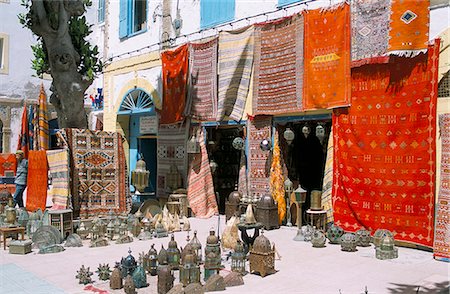 essaouira - Tapis et objets métalliques pour vente, Essaouira, Maroc, l'Afrique du Nord, Afrique Photographie de stock - Rights-Managed, Code: 841-02991726