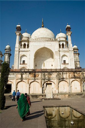 The Bibi ka Maqbara, built by Azam Shah in 1678 as a son's tribute to his mother, Begum Rabia Durrani, the Queen of Mughal emperor Aurangzeb, Aurangabad, Maharashtra, India, Asia Stock Photo - Rights-Managed, Code: 841-02992153