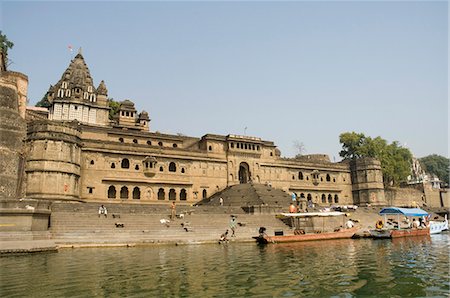 Temple hindou Shiva et Ahilya Fort complexe sur les rives de la rivière Narmada, Mansour, Madhya Pradesh État, Inde, Asie Photographie de stock - Rights-Managed, Code: 841-02992334