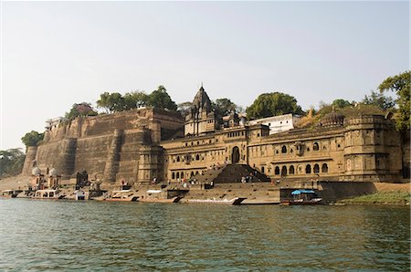Shiva Hindu temple and Ahilya Fort Complex on banks of the Narmada River, Maheshwar, Madhya Pradesh state, India, Asia Stock Photo - Rights-Managed, Code: 841-02992341