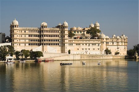 View of the City Palace and hotels from Lake Pichola, Udaipur, Rajasthan state, India, Asia Stock Photo - Rights-Managed, Code: 841-02992429