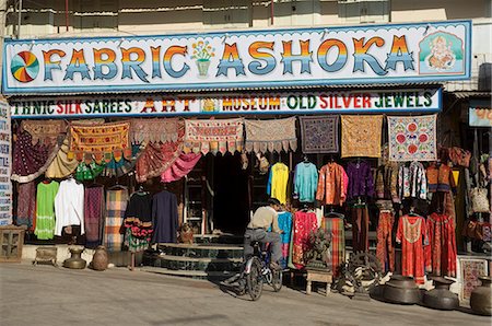 Rajasthani fabirc shops, Udaipur, Rajasthan state, India, Asia Foto de stock - Con derechos protegidos, Código: 841-02992433