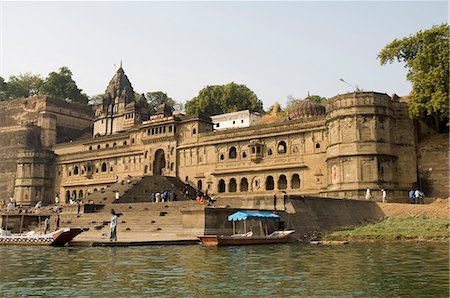 Shiva Hindu temple and Ahylia Fort Complex on banks of the Narmada River, Maheshwar, Madhya Pradesh, India Stock Photo - Rights-Managed, Code: 841-02992448