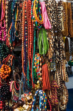 Necklaces on a market stall in the Cloth Hall on Main Market Square (Rynek Glowny), Krakow (Cracow), Poland, Europe Foto de stock - Direito Controlado, Número: 841-02992804