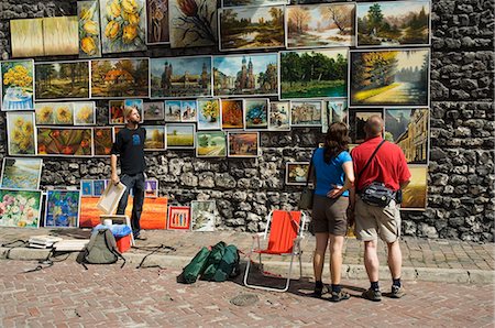 Paintings displayed on the old city walls near Florians's Gate, Krakow (Cracow), Poland, Europe Fotografie stock - Rights-Managed, Codice: 841-02992808