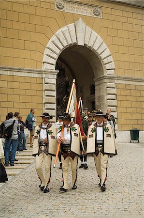 simsearch:841-02991416,k - Funeral procession coming through one of the main gates to Wawel Castle and Cathedral, Krakow (Cracow), UNESCO World Heritage Site, Poland, Europe Foto de stock - Direito Controlado, Número: 841-02992845