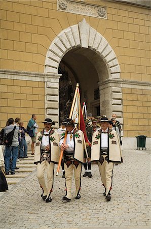 simsearch:841-02991416,k - Funeral procession coming through one of the main gates to Wawel Castle and Cathedral, Krakow (Cracow), UNESCO World Heritage Site, Poland, Europe Fotografie stock - Rights-Managed, Codice: 841-02992845