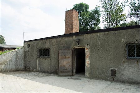 Crématorium, camp de concentration de Auschwitz, aujourd'hui un monument commémoratif et Musée, patrimoine mondial de l'UNESCO, Oswiecim près de Krakow (Cracovie), Pologne, Europe Photographie de stock - Rights-Managed, Code: 841-02992884