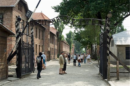 Porte d'entrée avec signer Arbeit Macht Frei (travail vous rend libre), Camp de Concentration d'Auschwitz, patrimoine mondial de l'UNESCO, Oswiecim, près de Cracovie (Cracovie), Pologne, Europe Photographie de stock - Rights-Managed, Code: 841-02992887