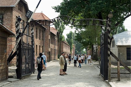 Entry gate with sign Arbeit Macht Frei (work makes you free), Auschwitz Concentration Camp, UNESCO World Heritage Site, Oswiecim, near Krakow (Cracow), Poland, Europe Foto de stock - Con derechos protegidos, Código: 841-02992887