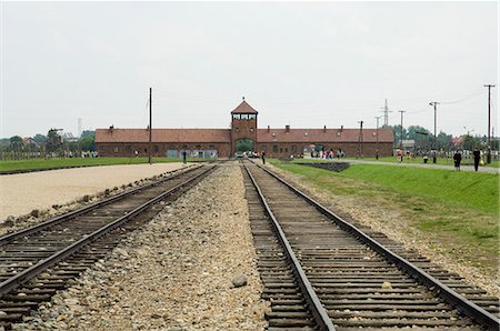 Ligne de chemin de fer et de la plate-forme où les prisonniers étaient déchargés et séparés en hommes carrossées en mesure, conservé pour le travail et les femme et les enfants qui ont été prises pour les chambres à gaz, deuxième camp de concentration Auschwitz Birkenau, patrimoine mondial UNESCO, près de Cracovie (Cracovie), Pologne, Europe Photographie de stock - Rights-Managed, Code: 841-02992897