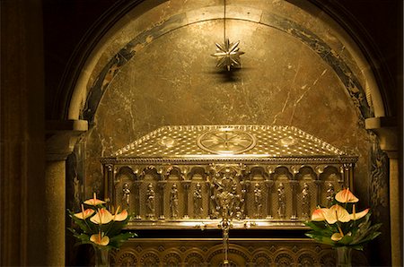 Silver casket containing the relics of the Apostle Saint James, Santiago Cathedral, Santiago de Compostela, Galicia, Spain, Europe Fotografie stock - Rights-Managed, Codice: 841-02993241