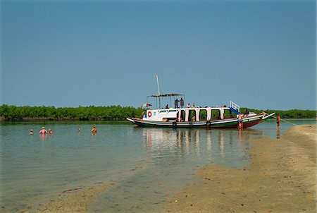 Tourist boat on backwaters near Banjul, Gambia, West Africa, Africa Foto de stock - Direito Controlado, Número: 841-02993298