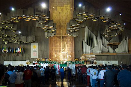 Interior of the Basilica de Guadalupe, a famous pilgrimage center capable of holding up to 10000 people, Mexico City, Mexico, North America Foto de stock - Con derechos protegidos, Código: 841-02993348