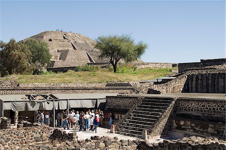 simsearch:841-02993362,k - Palais des Jaguars en premier plan avec la pyramide de la lune au-delà, Teotihuacan, 150AD à 600AD et plus tard utilisé par les Aztèques, patrimoine mondial UNESCO, au nord de Mexico, au Mexique, en Amérique du Nord Photographie de stock - Rights-Managed, Code: 841-02993357