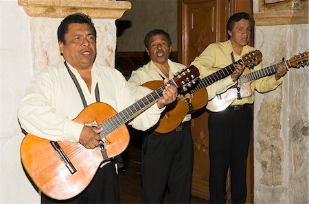 Guitarists play at the Camino Real Hotel, Oaxaca City, Oaxaca, Mexico, North America Foto de stock - Con derechos protegidos, Código: 841-02993405