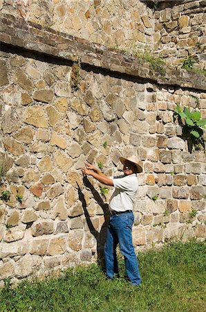 Restauration de maçonnerie à l'ancienne zapotèque ville de Monte Albán, près de la ville de Oaxaca, Oaxaca, au Mexique, en Amérique du Nord Photographie de stock - Rights-Managed, Code: 841-02993416