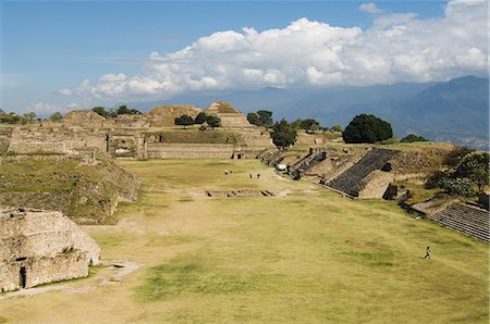 Regardant vers le Nord à travers l'ancienne zapotèque ville de Monte Albán, patrimoine mondial UNESCO, près de la ville de Oaxaca, Oaxaca, au Mexique, en Amérique du Nord Photographie de stock - Rights-Managed, Code: 841-02993427