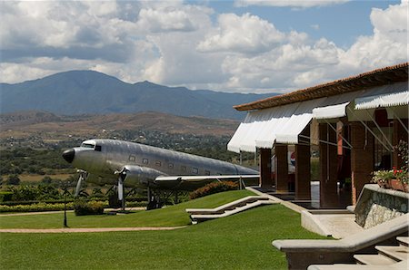 simsearch:841-02993470,k - Restaurant avec vieux DC3 dans le jardin, Oaxaca, Mexique, Amérique du Nord Photographie de stock - Rights-Managed, Code: 841-02993444