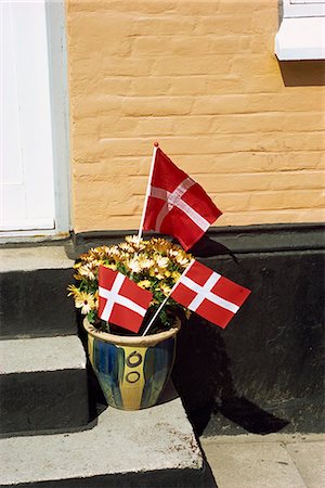 Danish flags outside a house in Aeroskobing, Aero, Denmark, Scandinavia, Europe Fotografie stock - Rights-Managed, Codice: 841-02993550