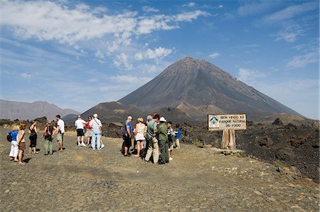 fogo island - Touristes et le volcan de Pico de Fogo en arrière-plan, Fogo (feu), îles du Cap-vert, Afrique Photographie de stock - Rights-Managed, Code: 841-02993766