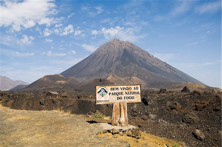 fogo island - Le volcan de Pico de Fogo en arrière-plan, Fogo (feu), îles du Cap-vert, Afrique Photographie de stock - Rights-Managed, Code: 841-02993771