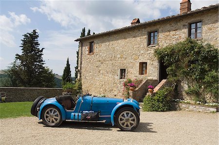 Voiture Bugatti dans le Castello di Spaltenna maintenant un hôtel, Gaiole in Chianti, Chianti, Toscane, Italie, Europe Photographie de stock - Rights-Managed, Code: 841-03027859