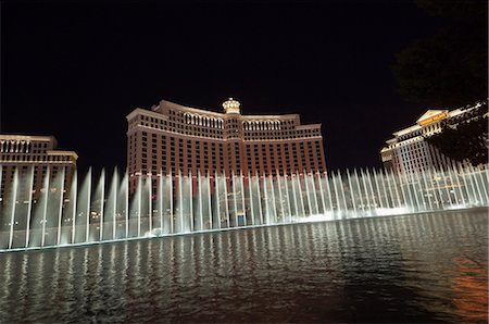 facade of casino - L'hôtel Bellagio de nuit avec ses célèbres fontaines, le Strip (Las Vegas Boulevard), Las Vegas, Nevada, États-Unis d'Amérique, l'Amérique du Nord Photographie de stock - Rights-Managed, Code: 841-03028025