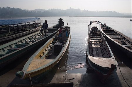 Boats at border crossing to Huay Xai in Laos, Chiang Kong, Thailand, Southeast Asia, Asia Foto de stock - Direito Controlado, Número: 841-03028321