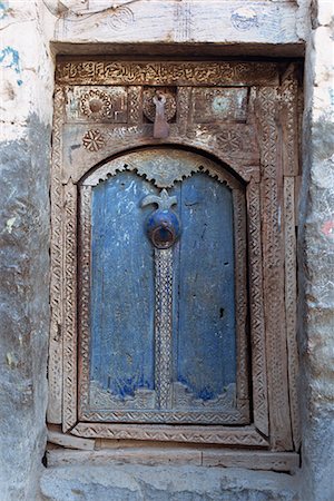 Gros plan d'une porte bleue dans un cadre de bois sculpté dans le vieux quartier de la ville de Babylone de Sana (la capitale du Yémen du Nord), Yémen, Moyen-Orient Photographie de stock - Rights-Managed, Code: 841-03028819