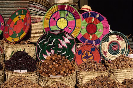 simsearch:841-02919544,k - Detail of shop display selling tourist items, dates and woven basketware in bright colours, Luxor, Thebes, Egypt, North Africa, Africa Foto de stock - Con derechos protegidos, Código: 841-03028813