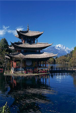 The Naxi orchestra practises beneath a pagoda by the Black Dragon Pool in Lijiang, Yunnan Province, China, Asia Foto de stock - Con derechos protegidos, Código: 841-03028838